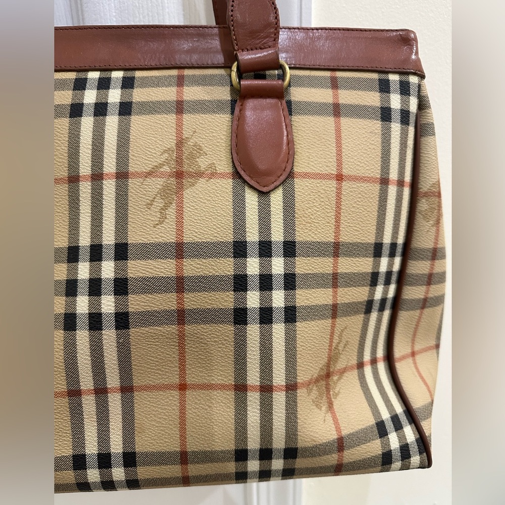 Burberry - Picture 11 of 17